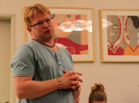 01 Dr.Ondřej Hník zahajuje poetický večer
