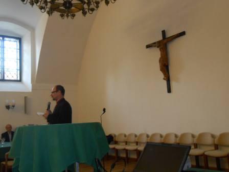 Páter Szabó vítá v Arcibiskupském paláci účastníky Noci kostelů