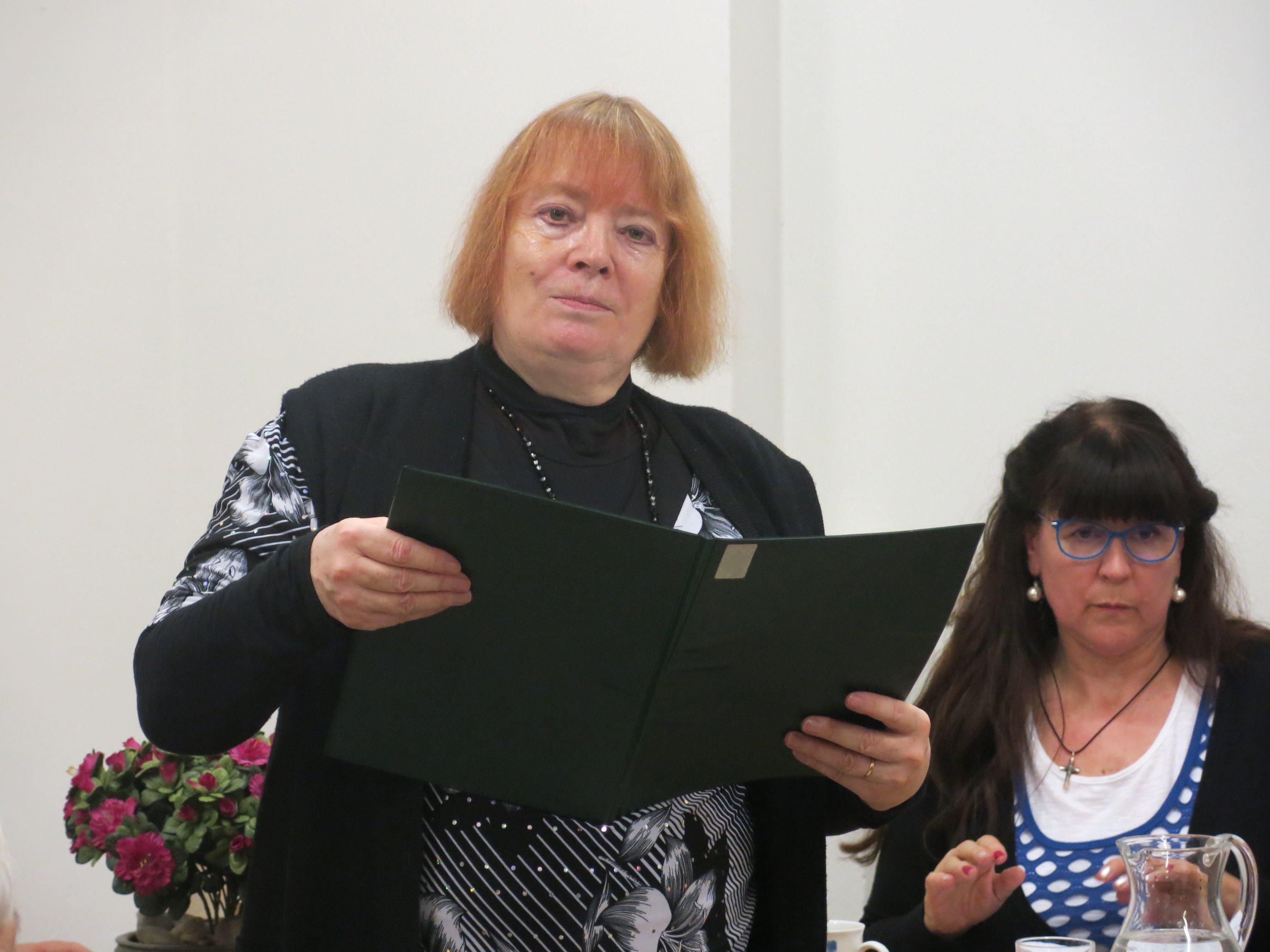 02 Pořad uvedla PhDr. O. Nytrová za ní RNDr. M. Hlasivcová