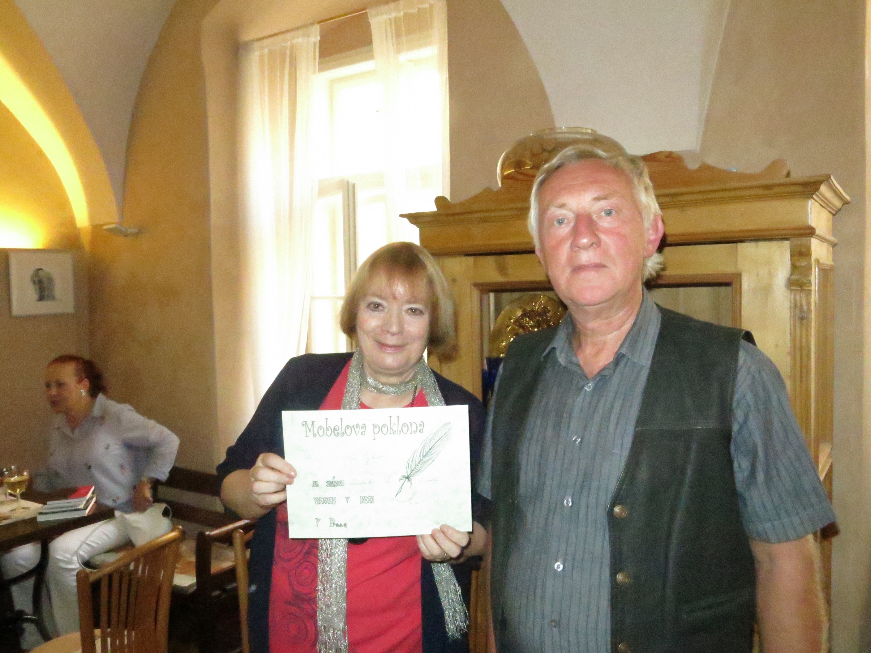 Olga Nytrová dostává Mobelovu poklonu