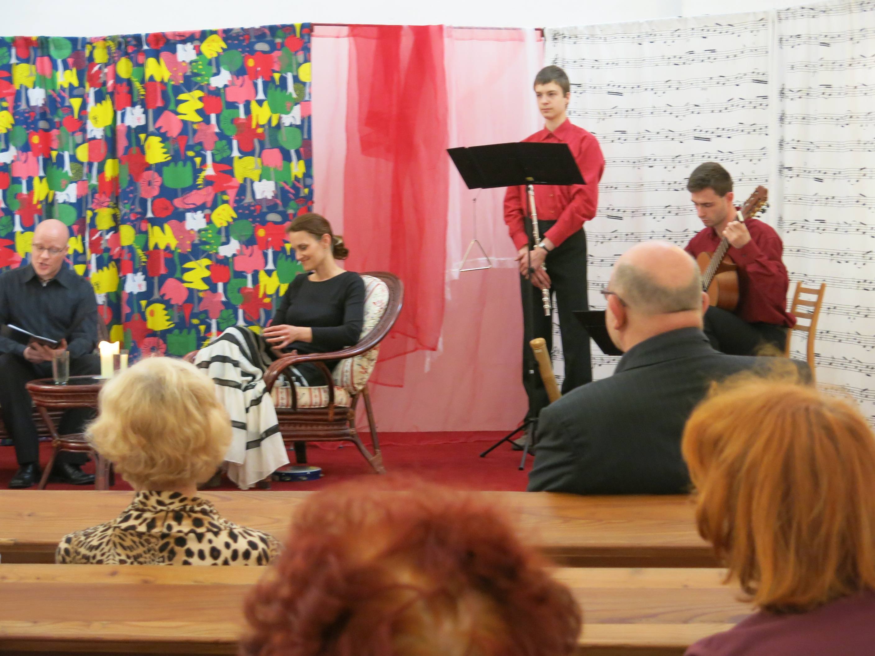 06 Do křesel usedli recitátoři