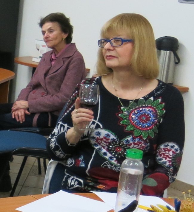 07 M. Knězková si píše poznámky pro zprávu ze setkání