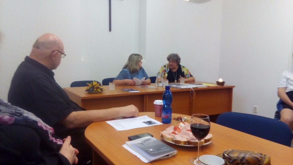 09 Karlínský farář ThDr. Jiří Vaníček sleduje rozhovor Zuzany Havelkové s Eliškou Peroutkovou