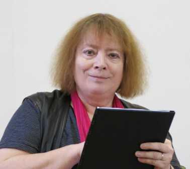 O.Nytrová čte svou recenzi na autorčinu knihu