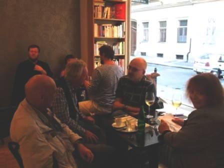 12 Básníci dostali dorty a kávu jako pozornost