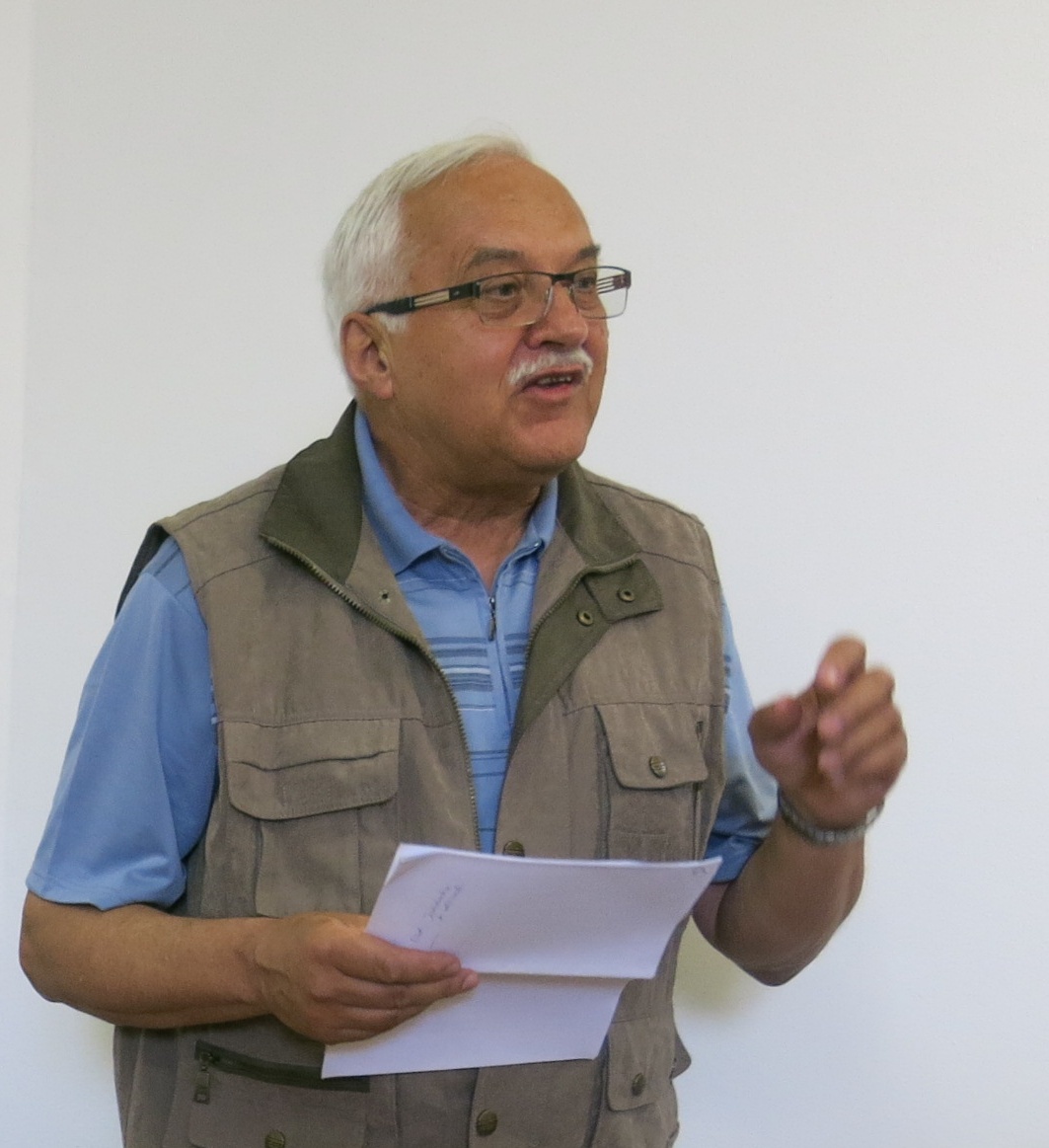 14 Svou esej čte dr. Ždichynec