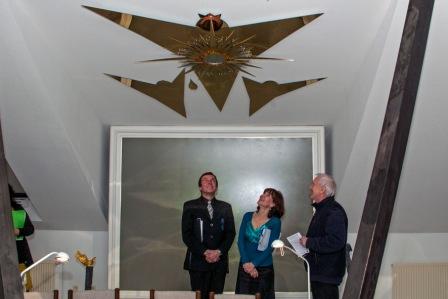 Z. Mahdal a M. Dolinová si prohlížejí nové instalace v křišťálové čajovně