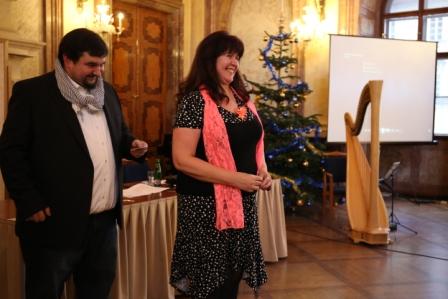 Nová členka OS vychutnává slavnostní okamžik