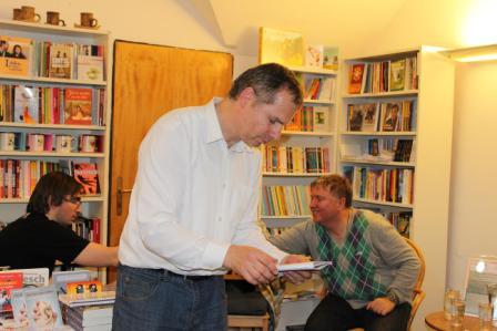 Marek Šlechta předčítá ze své tvorby, v pozadí Marek Řezanka a Josef Král