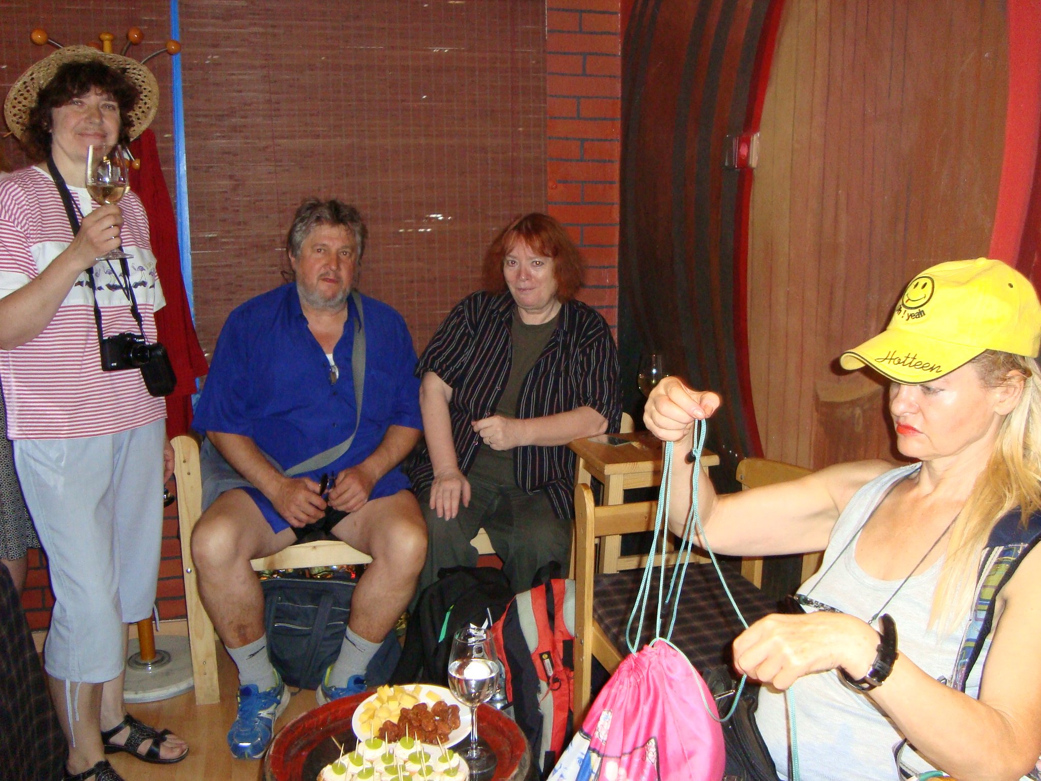 1. Ve vinotéce u Jitky. Zleva Květa Salmonová, Jaroslav Vorlíček, PhDr. Olga Nytrová, Lenka Šídová. 