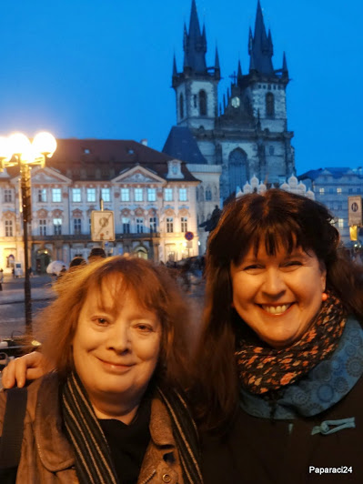 O. Nytrová a M. Hlasivcová na Staroměstském náměstí