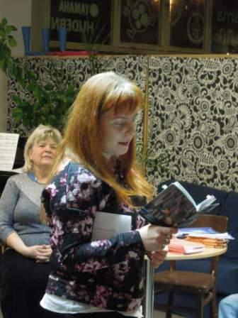 Radana Šatánková čte ze své poezie