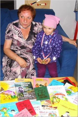Jaroslava s malou čtenářkou