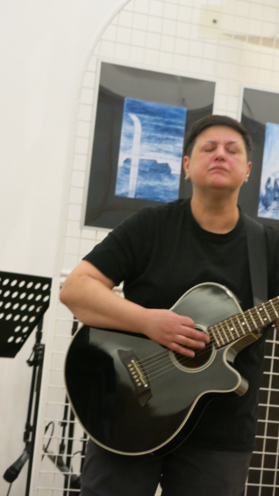 Zpěvačka a kytaristka Katka Sarközi