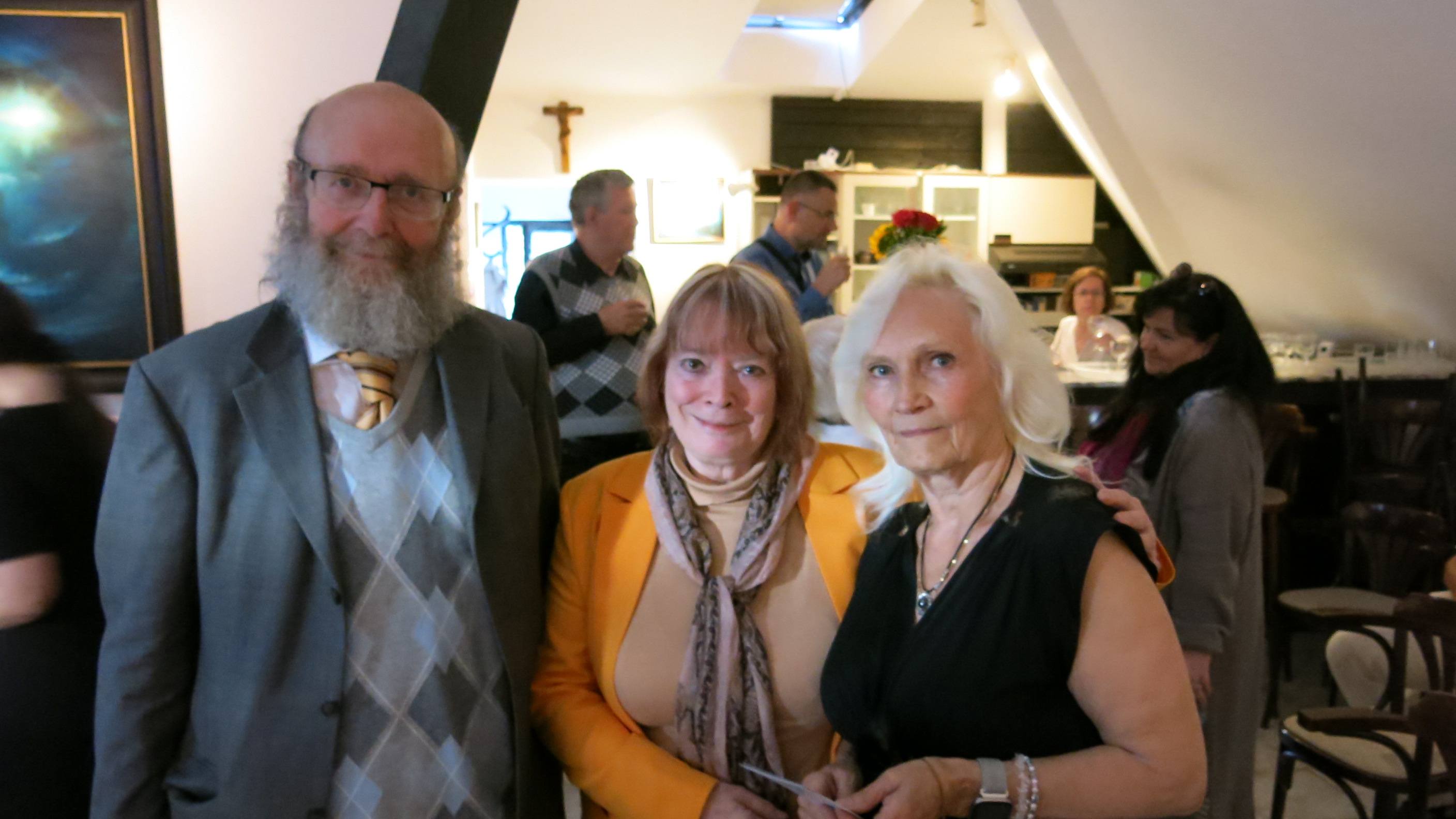 M. Petiška, O. Nytrová a ředitelka galerie E. Hajná