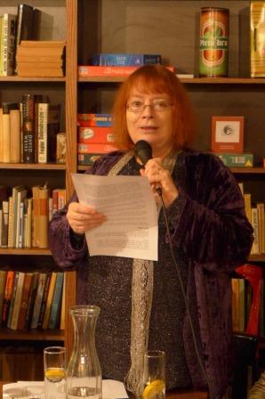 Olga čte svou esej o poezii