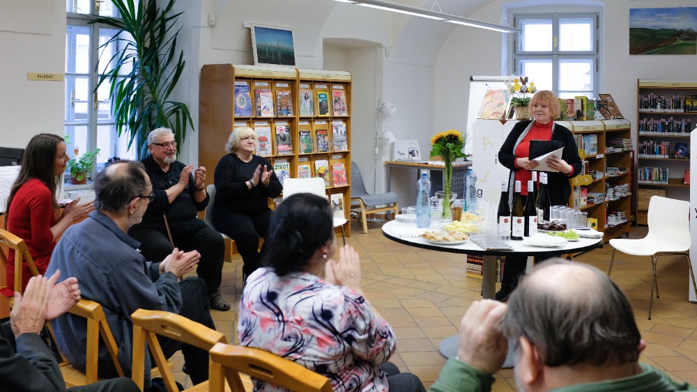 Potlesk diváků po přednesu básní Olze Nytrové