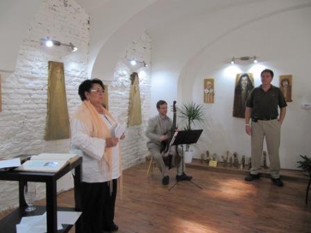 Paní galeristka Eva Hrušková zahajuje vernisáž