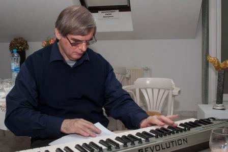 Hraje Václav Strachota