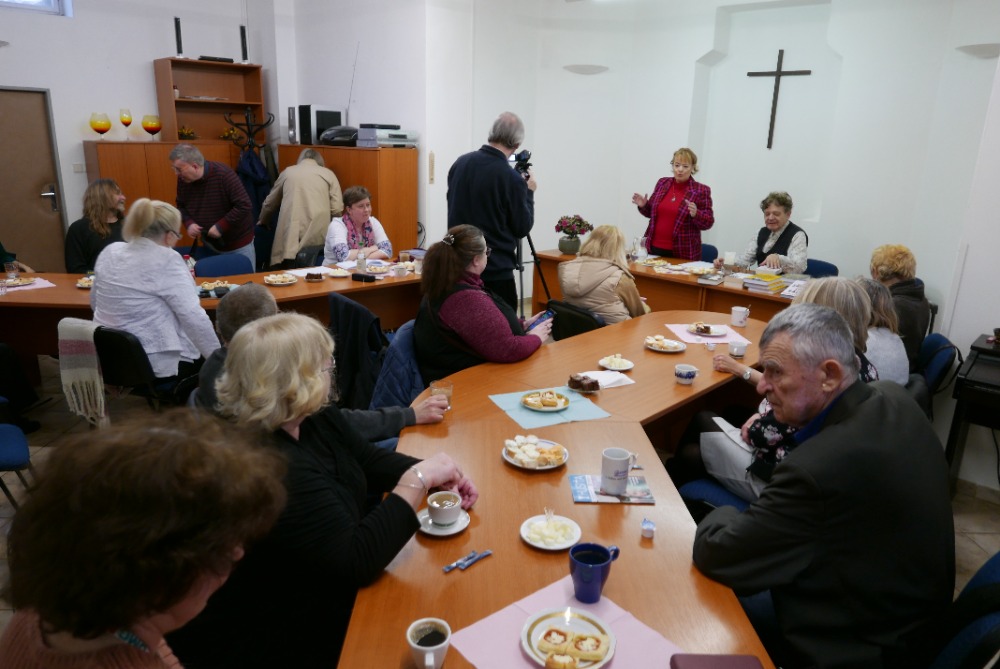 Zaujatě naslouchající publikum