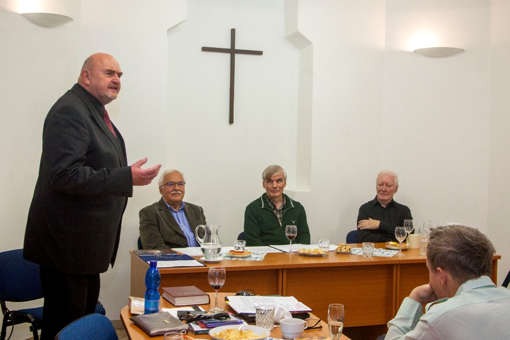Zleva Dr. Vaníček a oslavenci B. Ždichynec V. Strachota a B. Ditrych