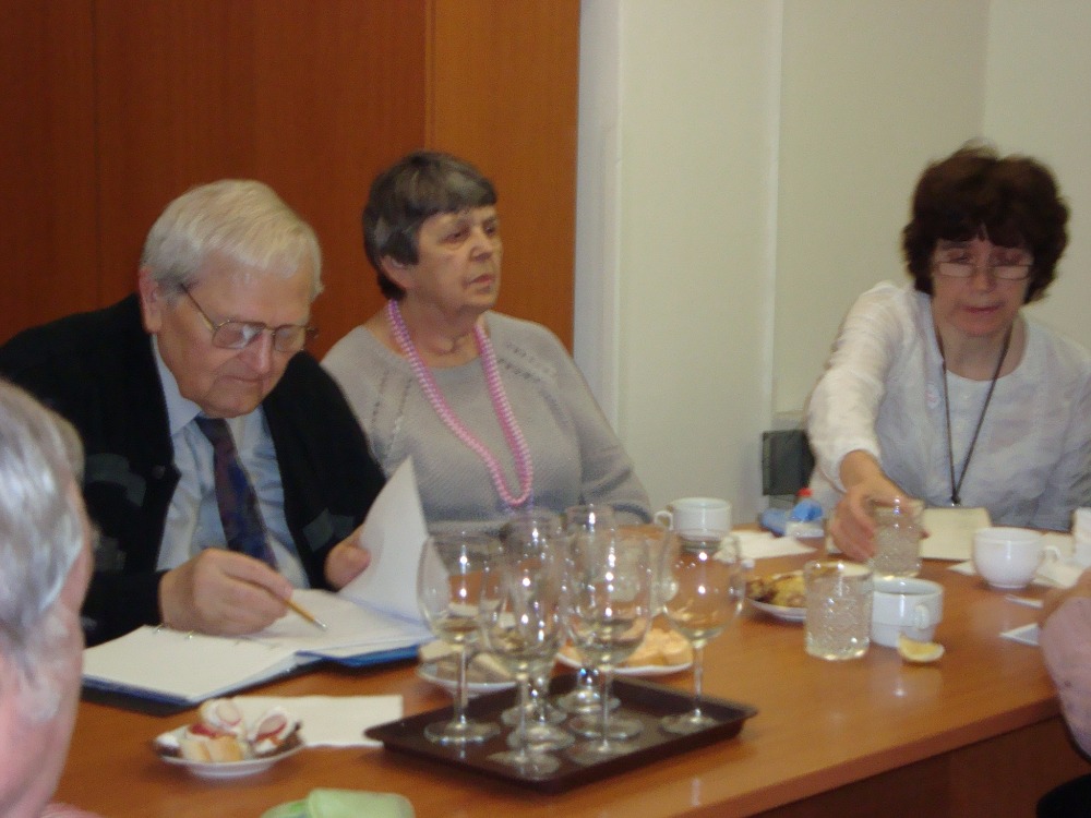 Zleva prof. Jindřich Volek DrSc. paní Salmonová a Květa Salmonová