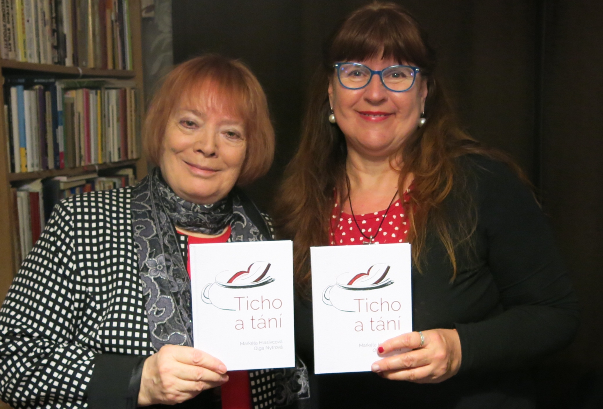 Olga a Markéta s knihou Ticho a tání