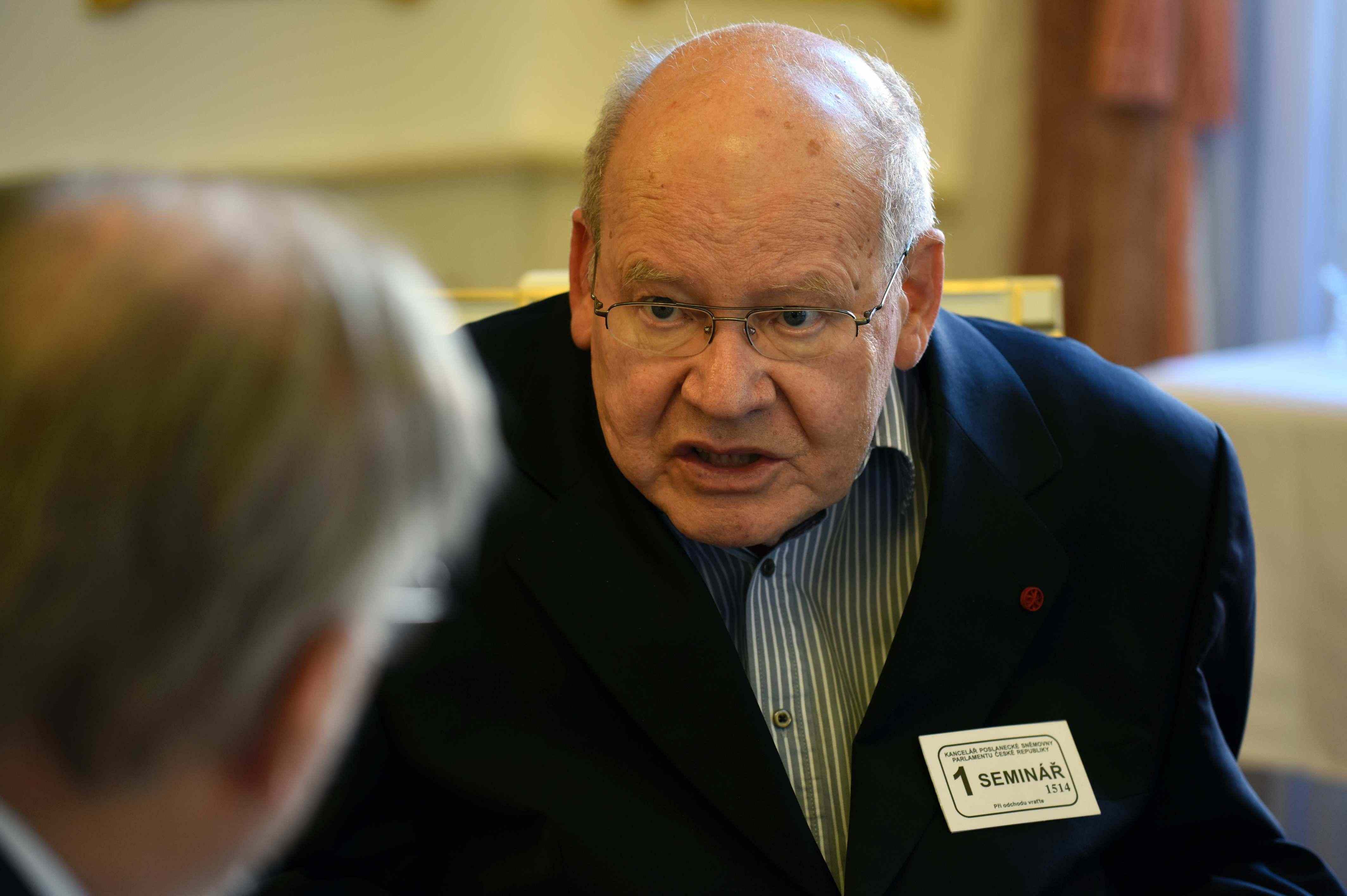 Prof. ThDr. Z. Kučera, jeden z diskutujících