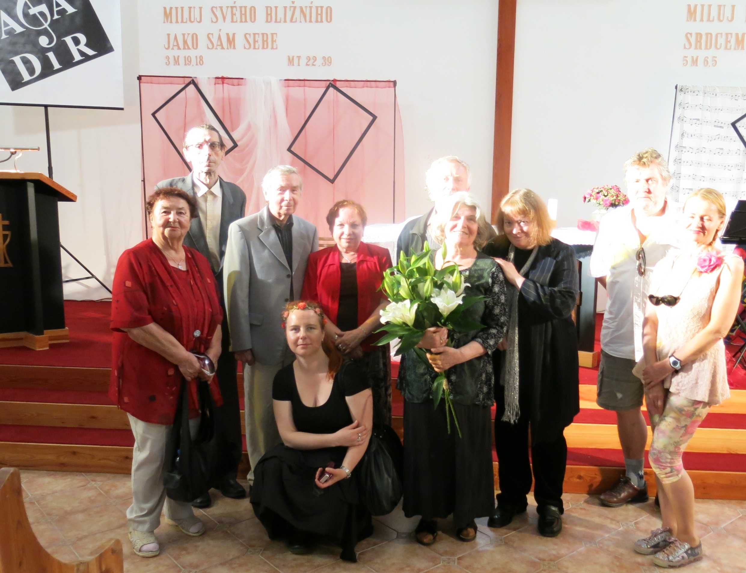 M. Fucimanová uprostřed s kyticí