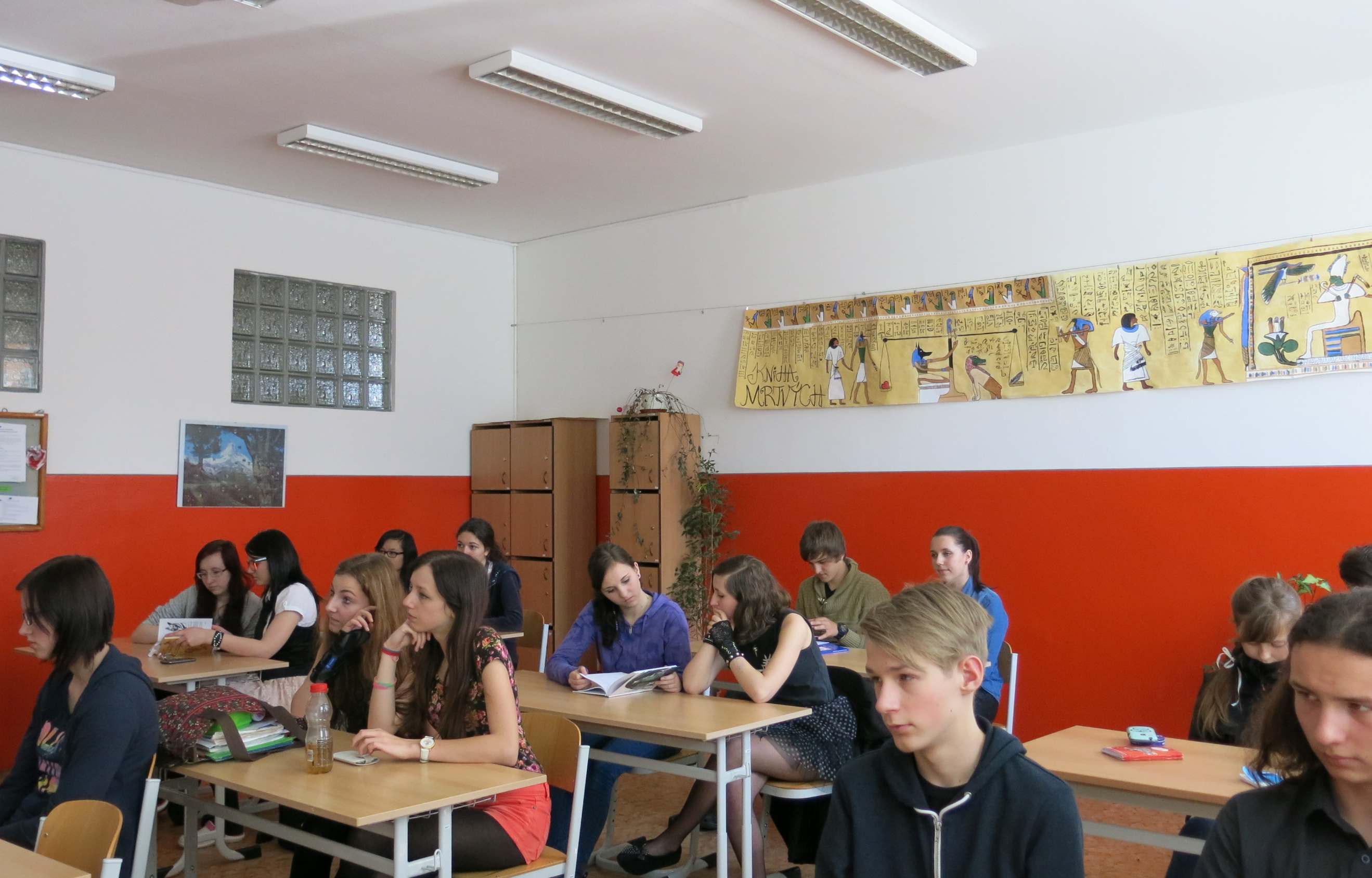 Studenti si prohlížejí knihy