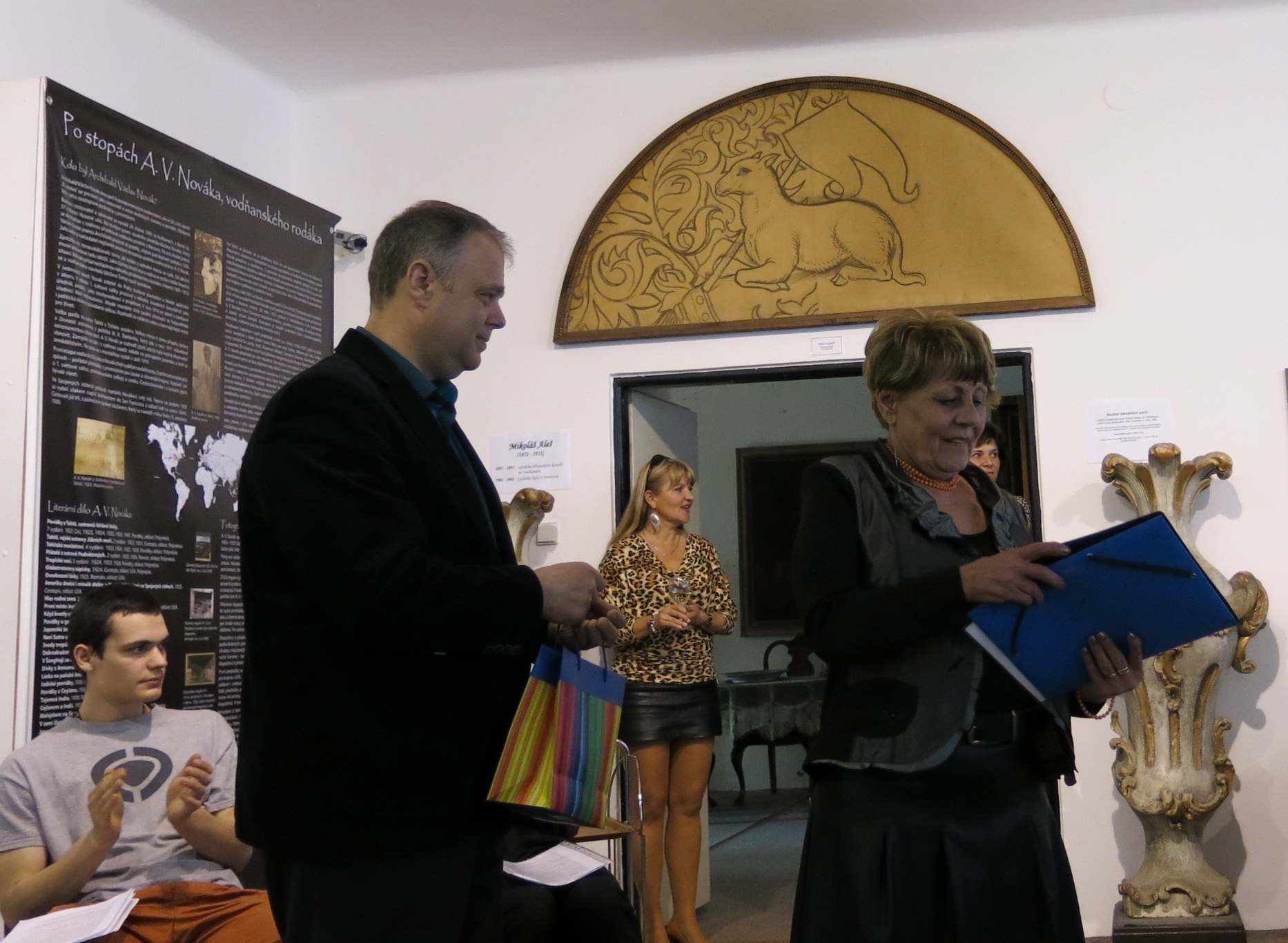 Místostarosta M. Kodádek a vedoucí knihovny E. Laudová