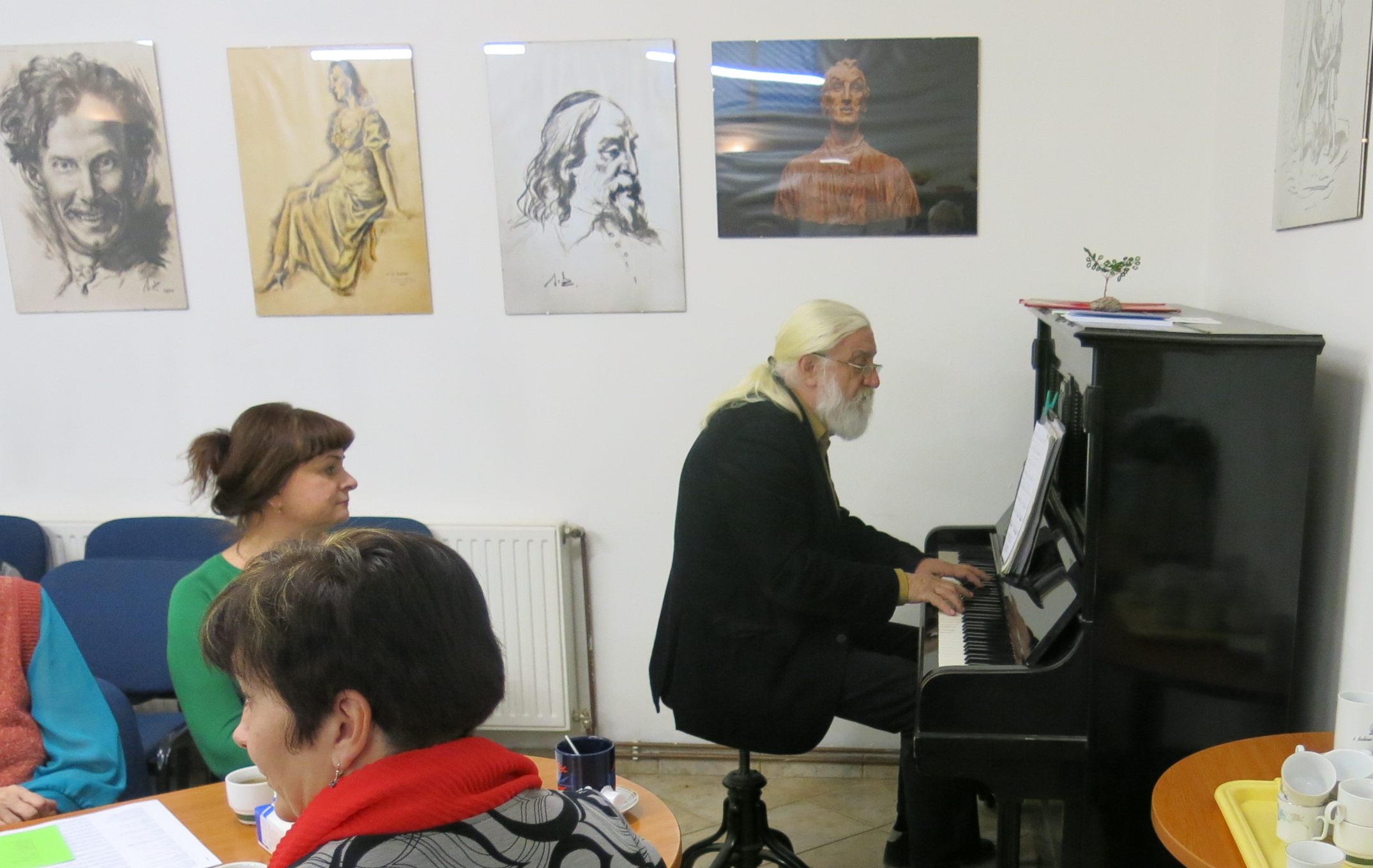 Profesor J. Šlupka Svěrák u klavíru