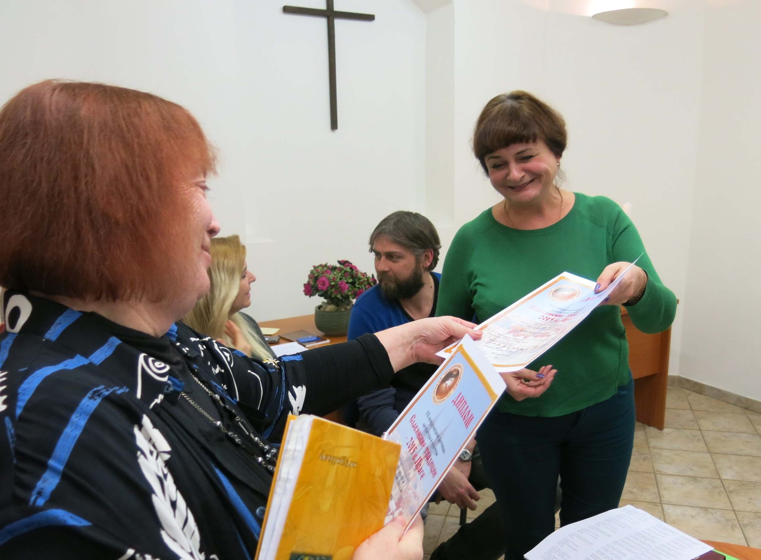 I. Sileckaja předává diplom O. Nytrové