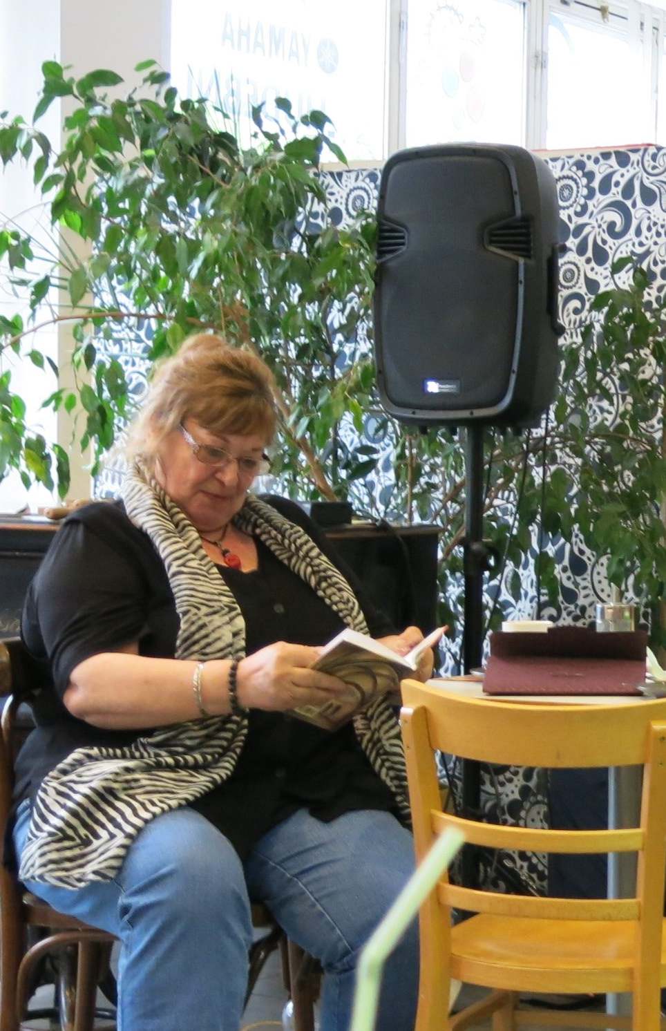 I. Delevová předčítá ze své poezie věnované Praze