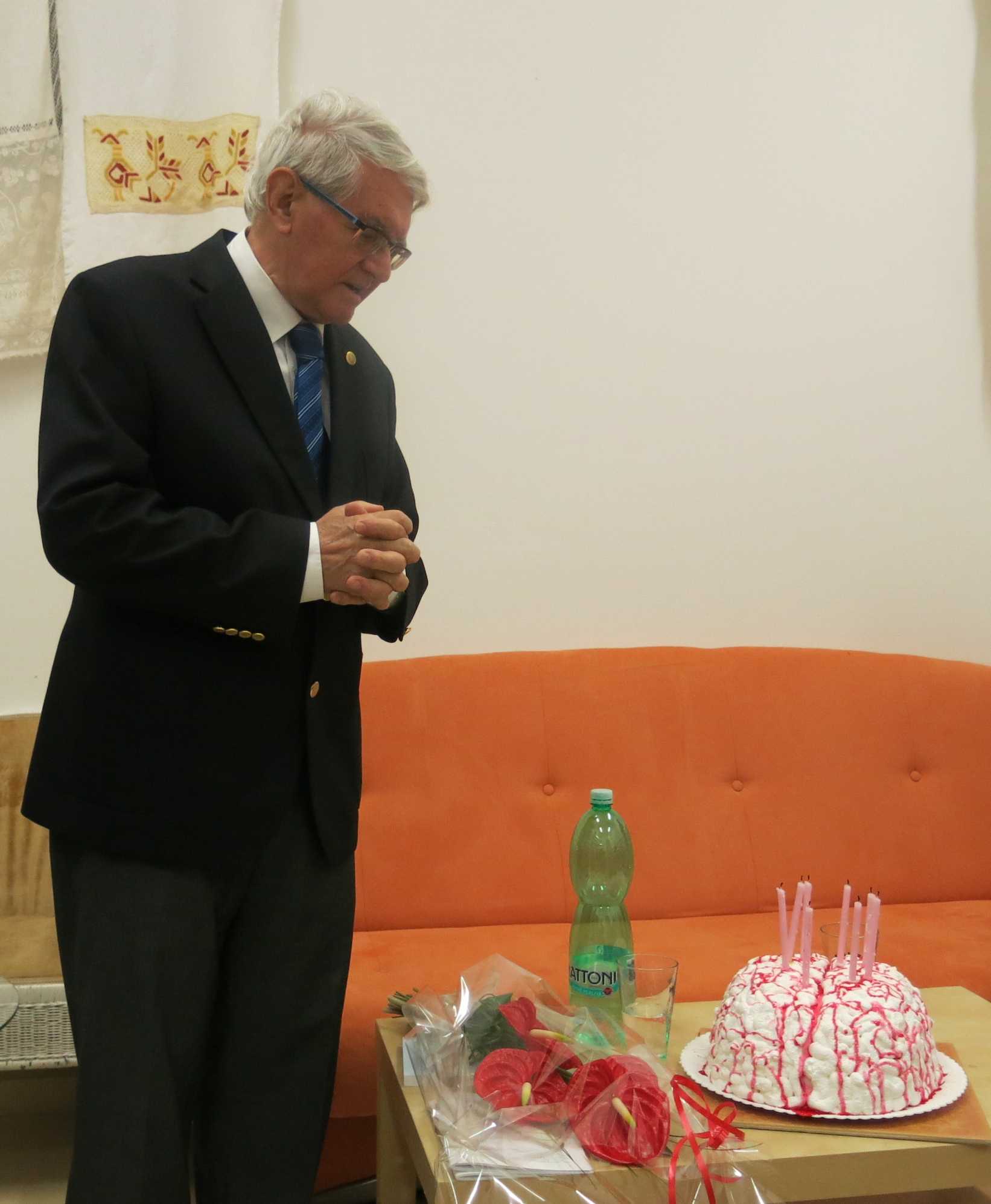 Prof. J. Faber se speciálním narozeninovým dortem