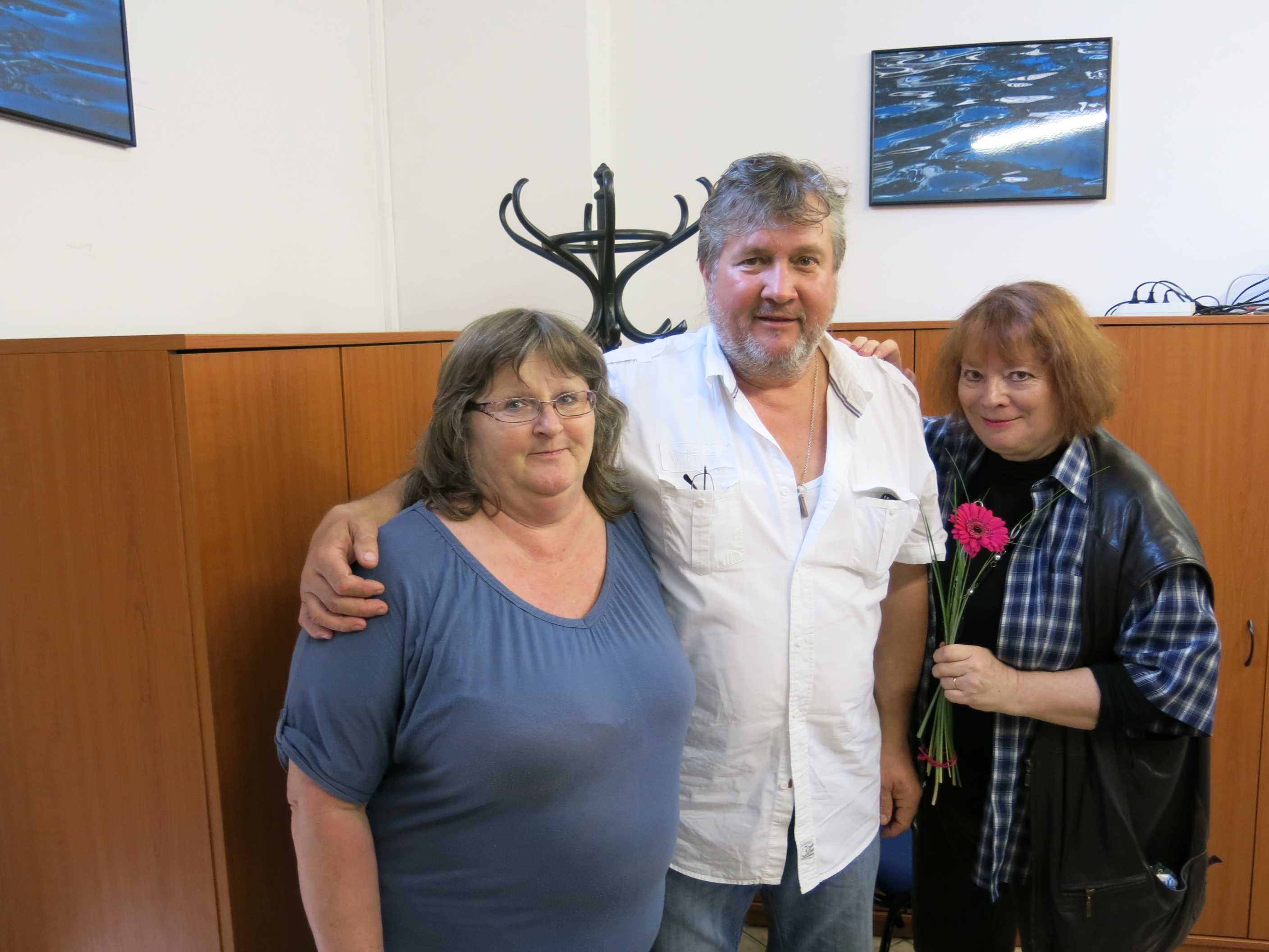 O. Nytrová dostala květinu k narozeninám