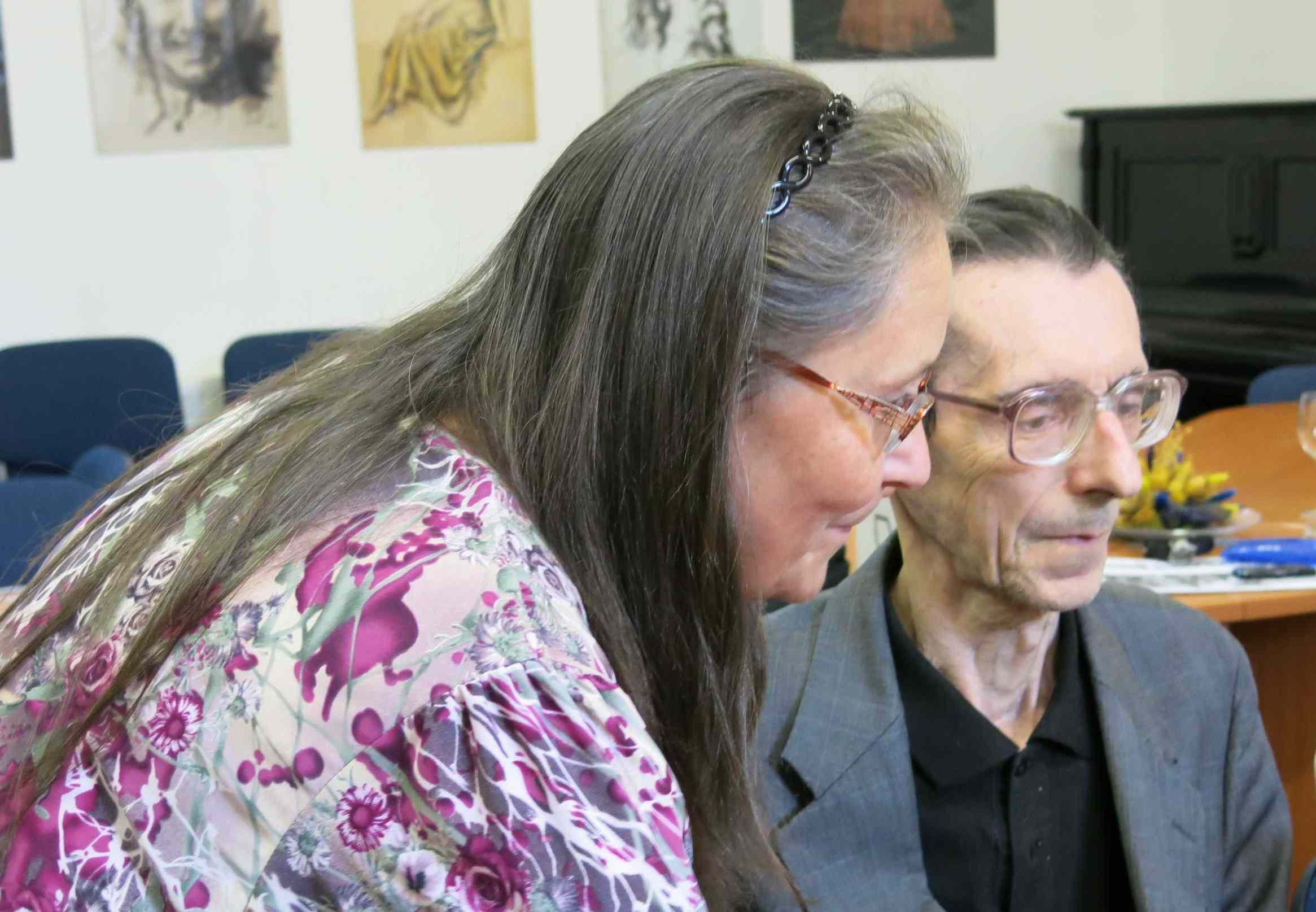 F. Vrbenská a P. Weigel sledují internet