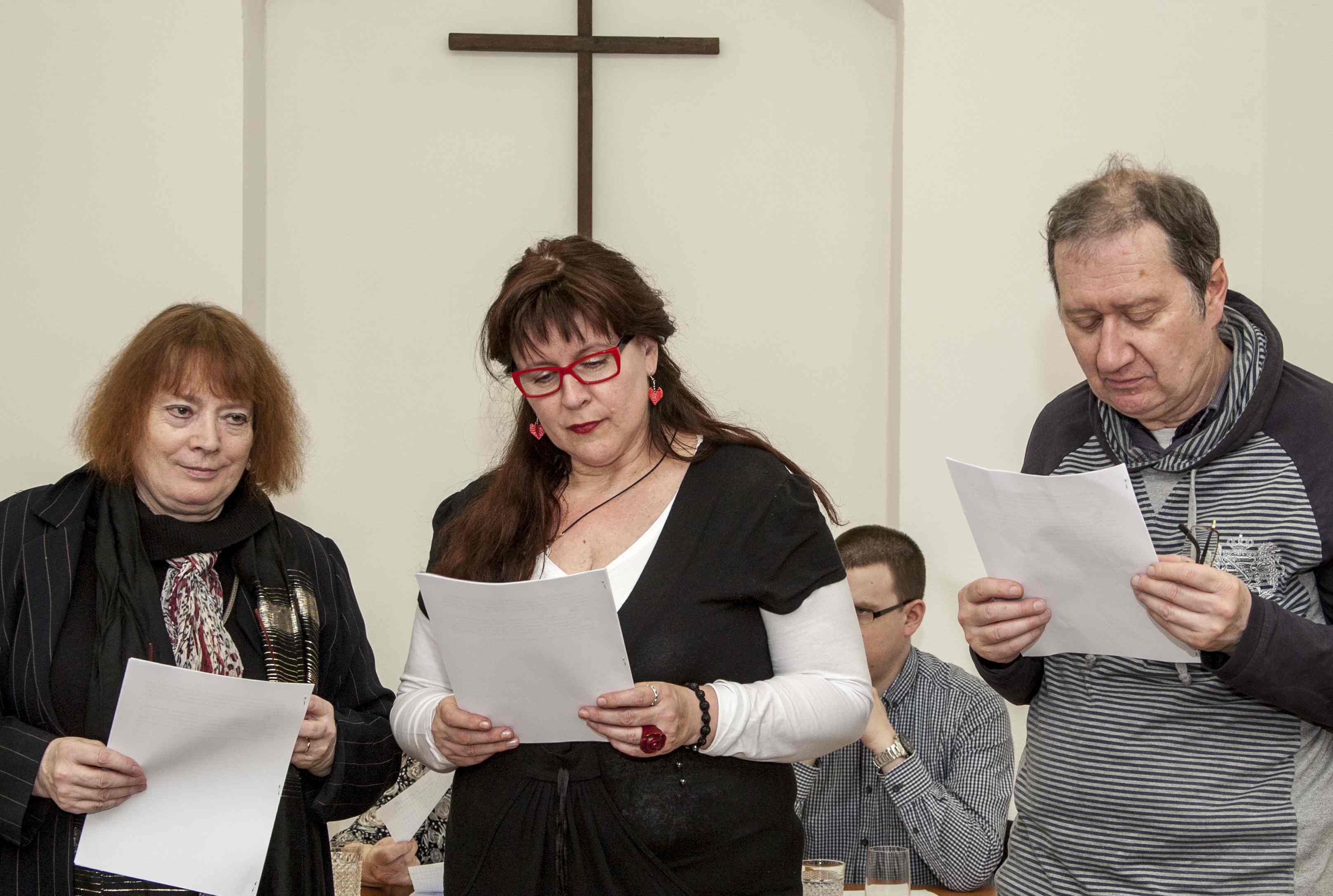Účinkující četli pásmo o Znojovi před časem v rozhlase