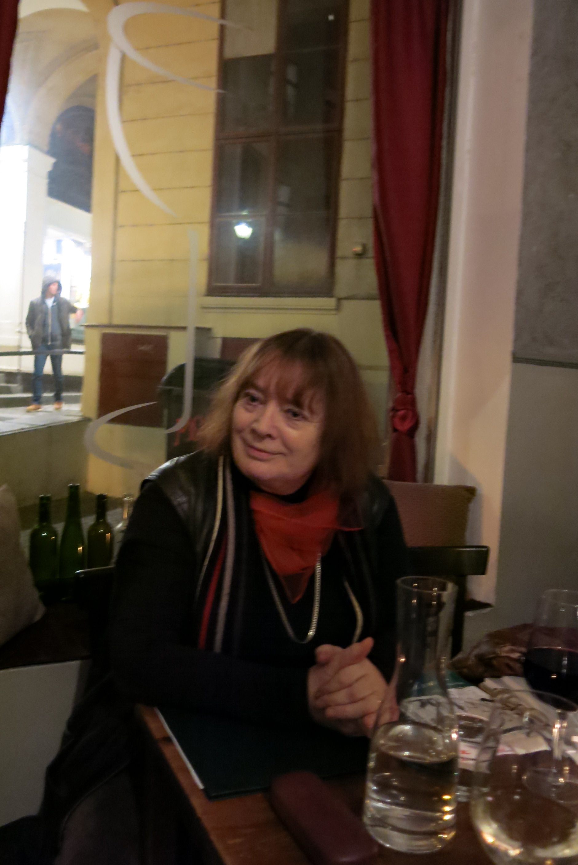 O. Nytrová naslouchá promluvě A. Marhoula