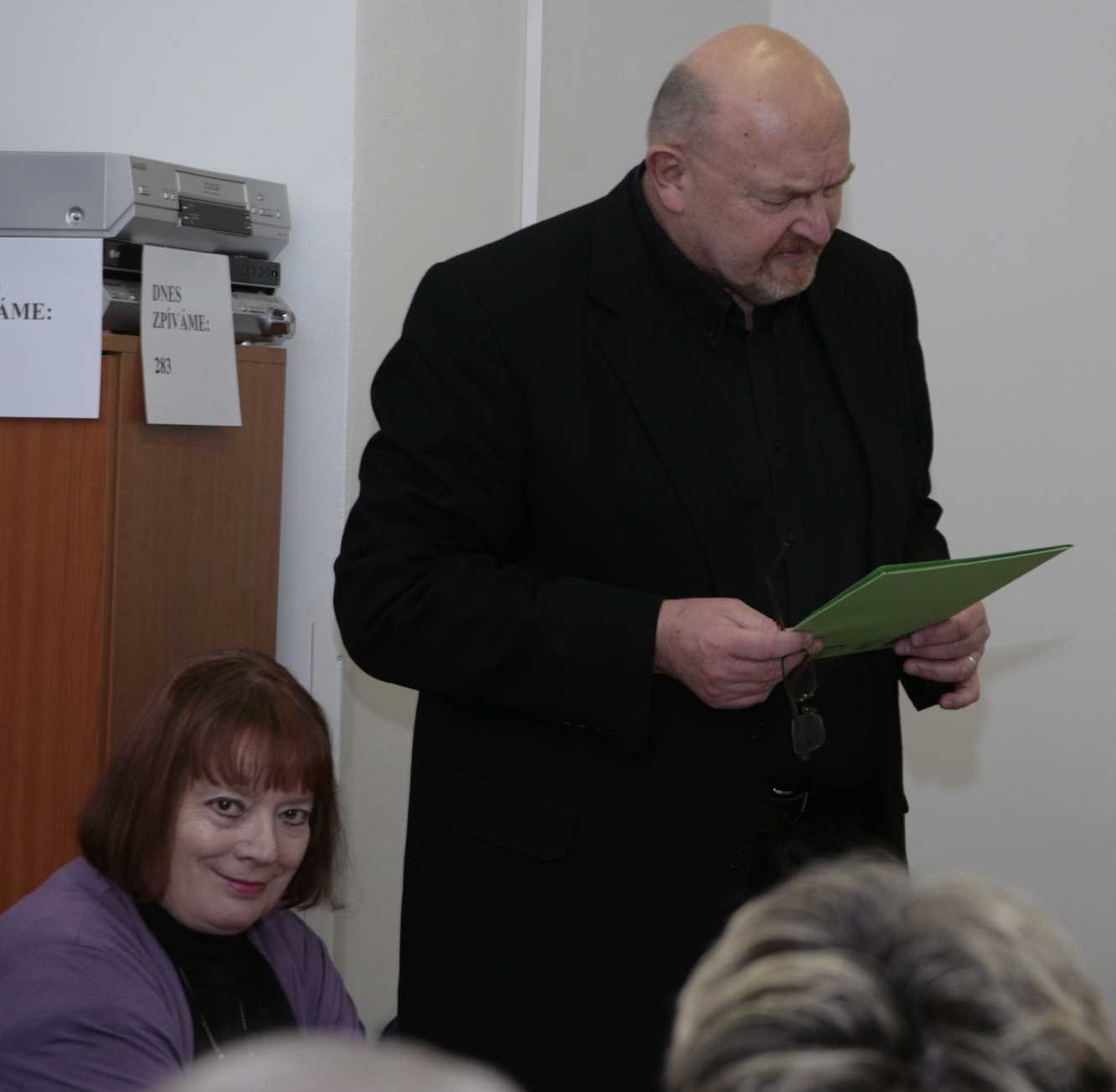 Dr. Vaníček je zamyšlen nad poezií K.Salmonové
