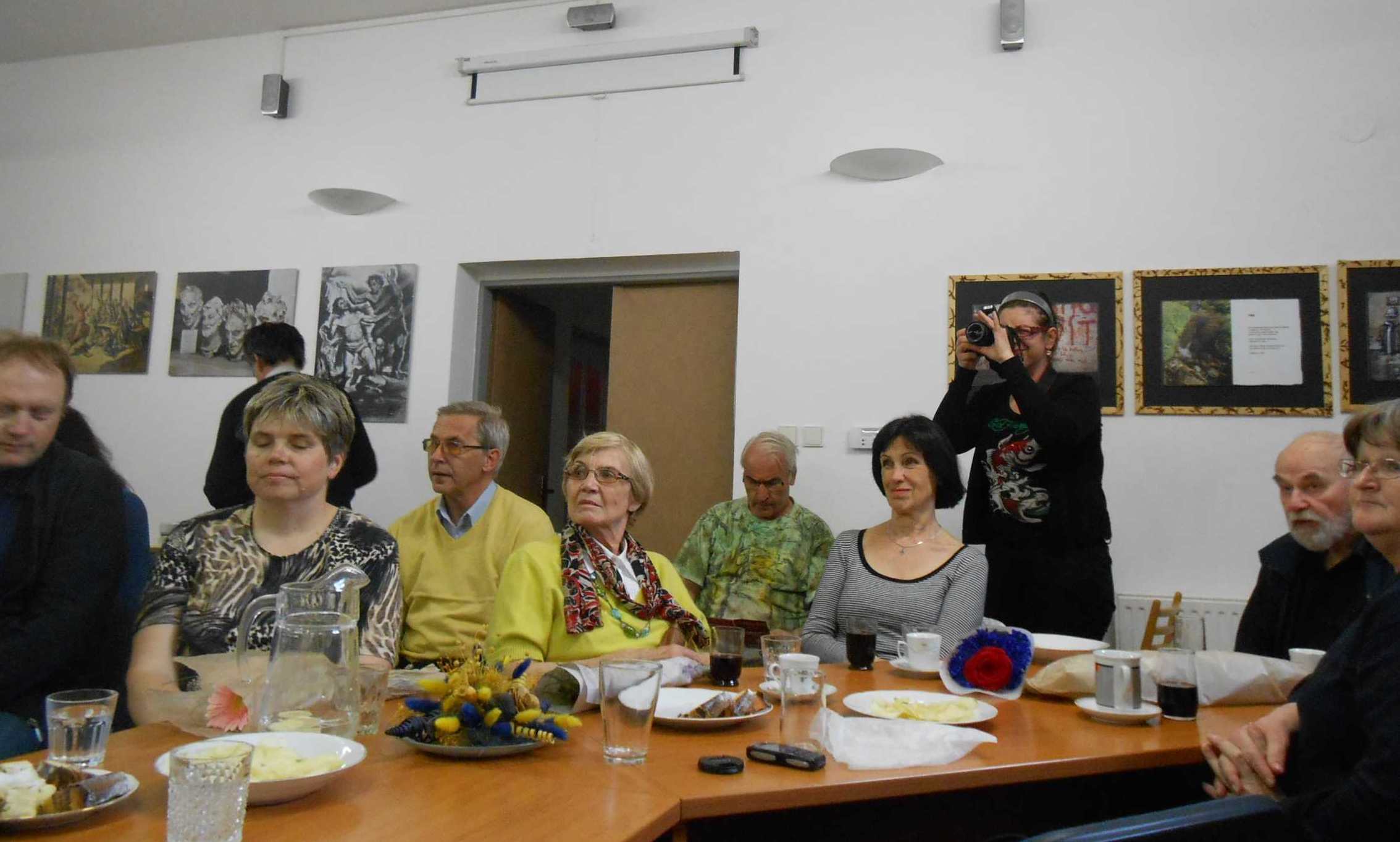 Spokojené publikum si užívá literárního večera