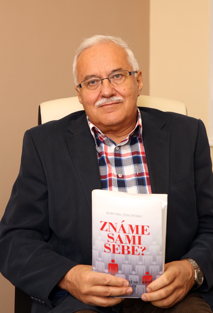 ŽDICHYNEC B-.FOTO S KNIHOU ZNÁME SAMI SEBEaCE3A0343 kopie