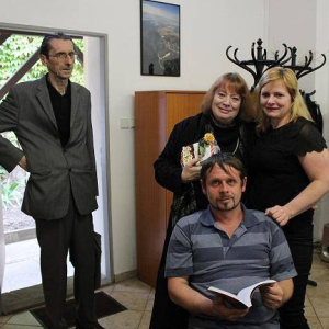 Olga se sestrou Gabrielou a švagrem Pavlem Weiglem v pozadí