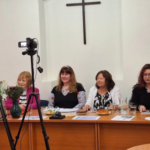 Olga Nytrová a autorský trojlístek při prezentaci básnických sbírek.