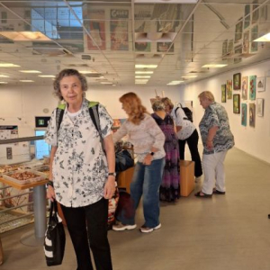 Jaroslava Jáněová na vernisáži výstavy „Spojeni uměním“.